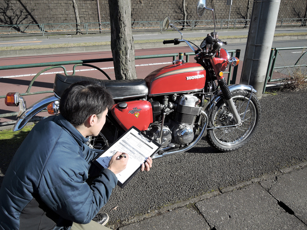 スタッフがお伺いし、お客様の車両を査定します